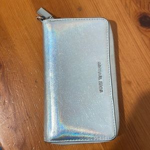 Michael Kors wallet (cannot authenticate)